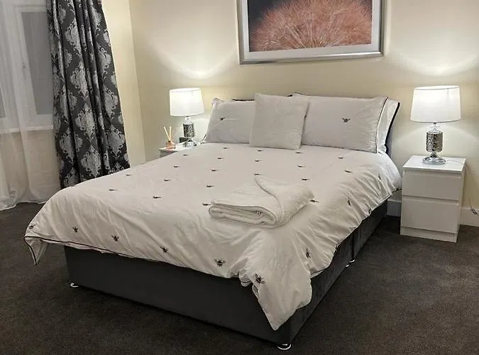 Top Hotels in Woodford for Every Traveler