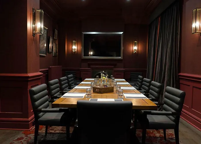 Top Hotels in Birmingham with Jacuzzi in Room